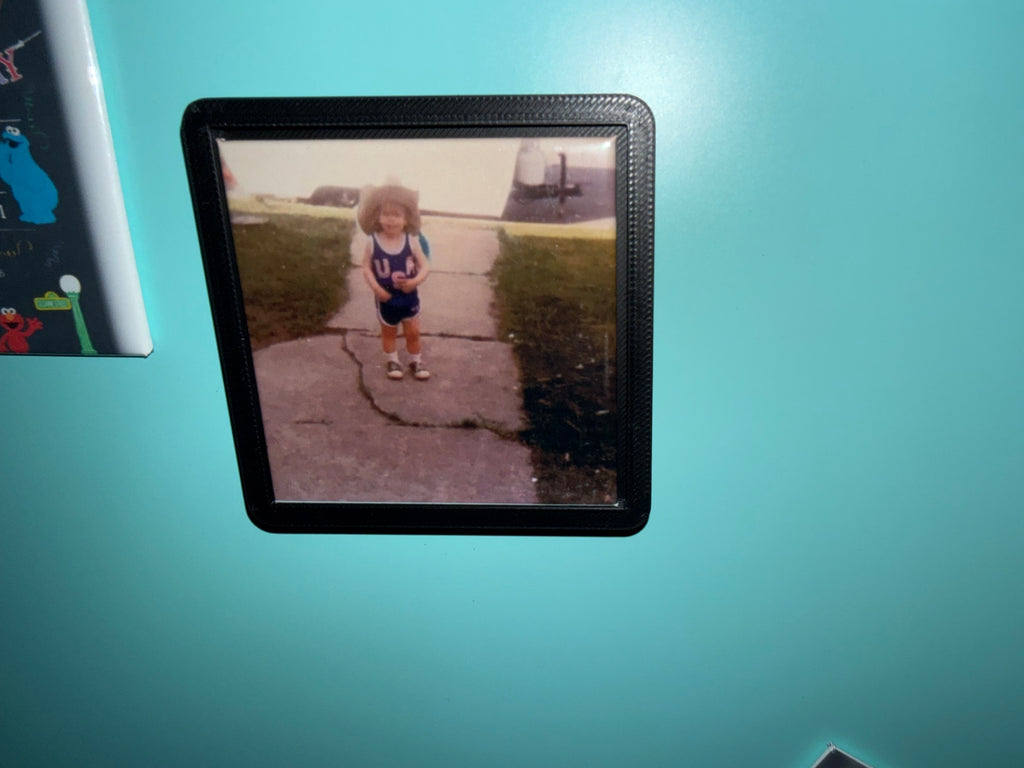 Small frame for square 2.5 inch magnet