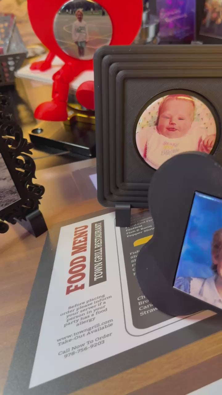 Photo frame holds round photo magnet